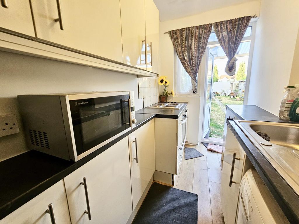 Property photo 3 of 6 Kitchen