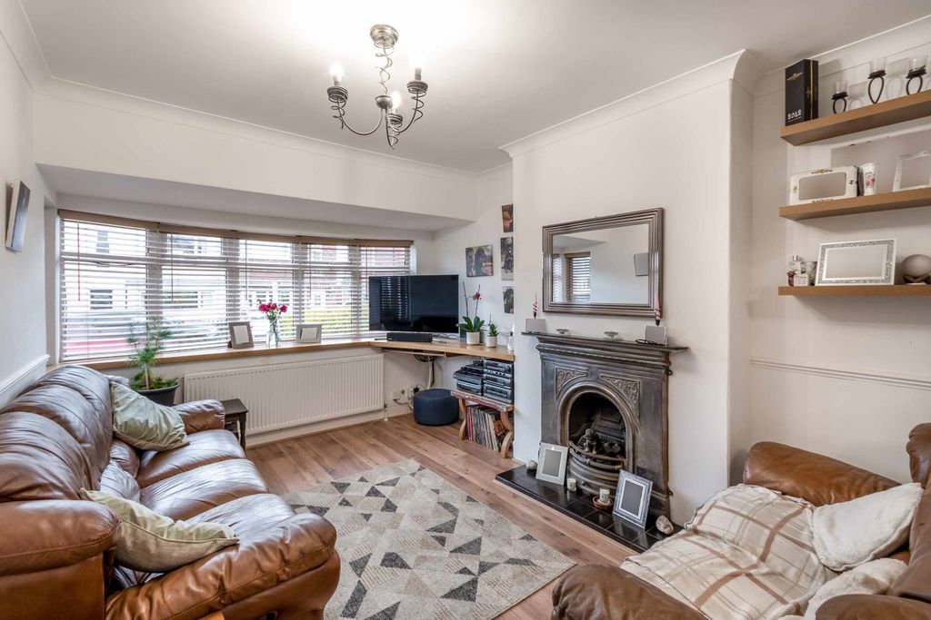 Property photo 2 of 15 Ewemove Estate Agents Scunthorpe - Living Room