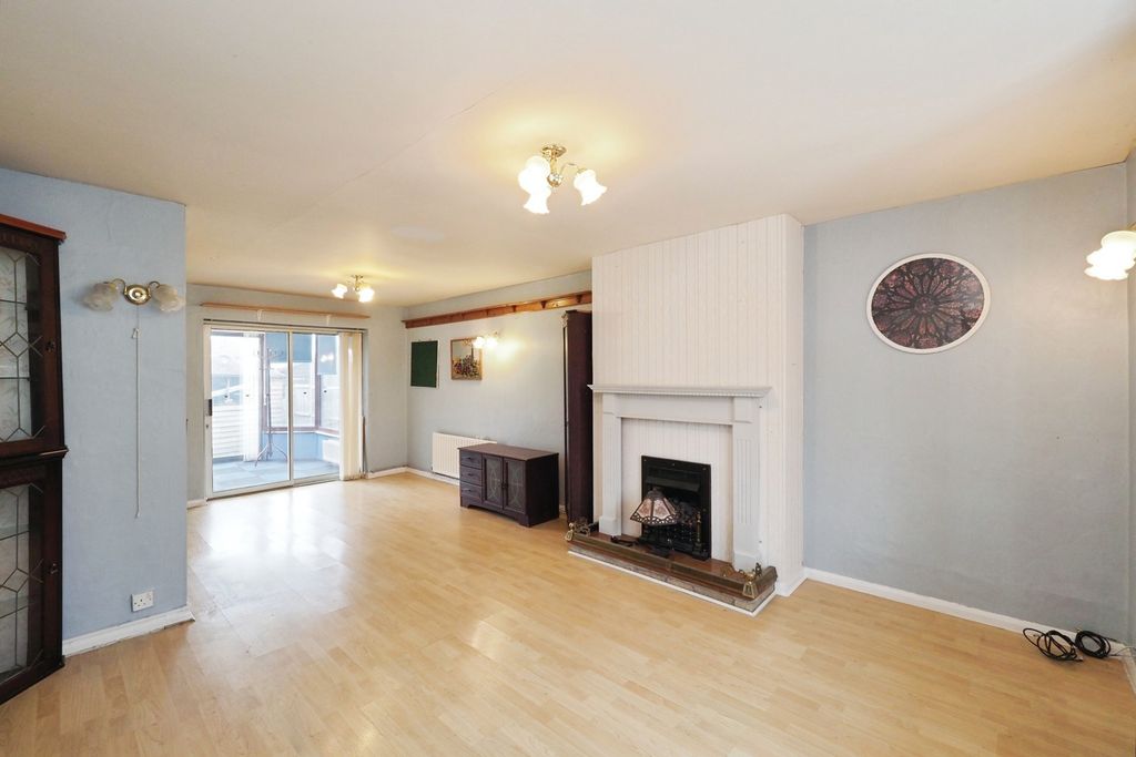 Property photo 2 of 17 Living Room/Diner