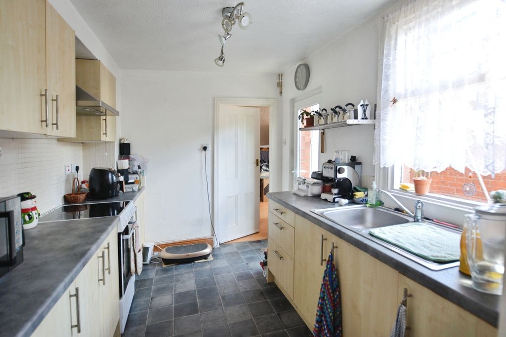 Property photo 3 of 5 Kitchen.