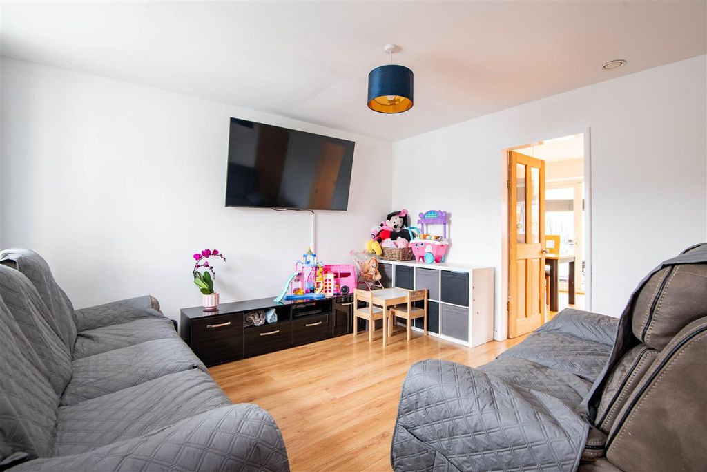 Property photo 2 of 17 Lounge