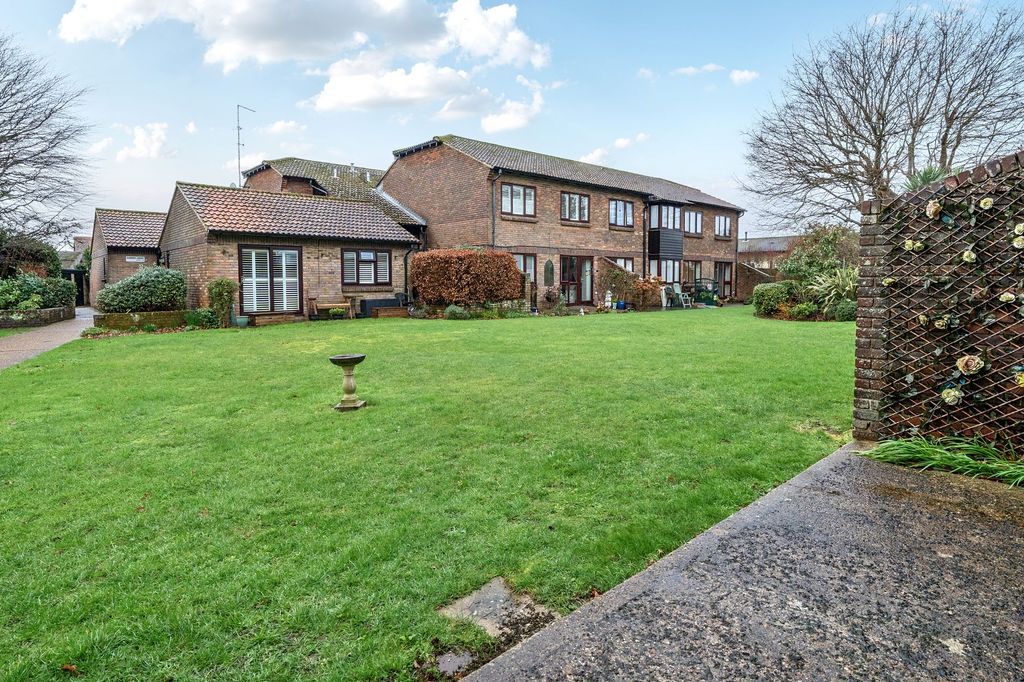 Property photo 1 of 11 Communal Gardens