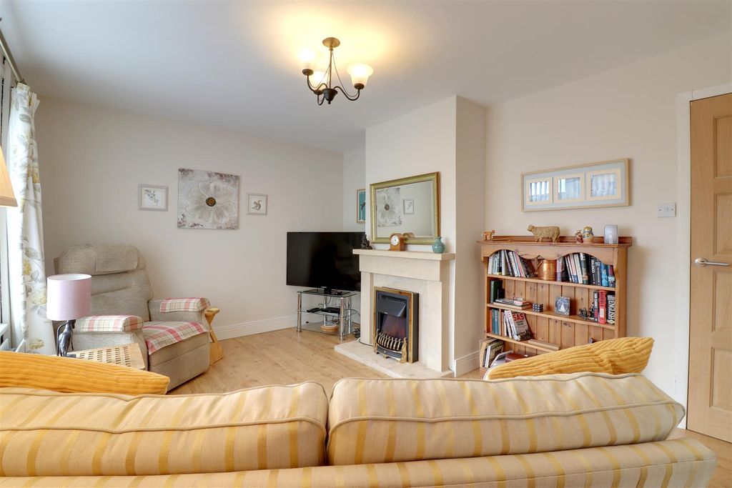 Property photo 3 of 15 Lounge