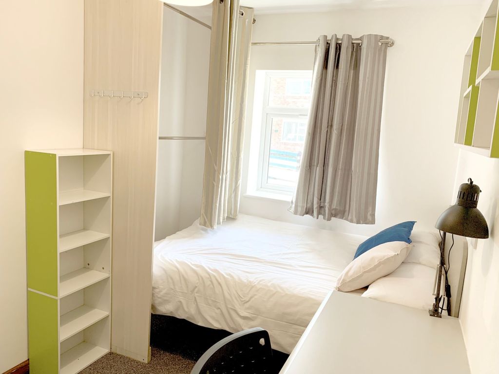 Property photo 2 of 56 A Bright And Tidy Double Bedroom Featuring A Comfo...