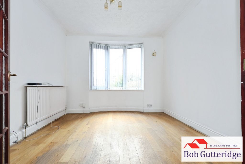 Property photo 2 of 18 Bay Fronted Lounge