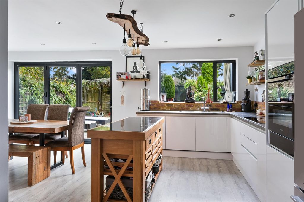 Property photo 2 of 20 Howard Close, 1 - (9).Jpg