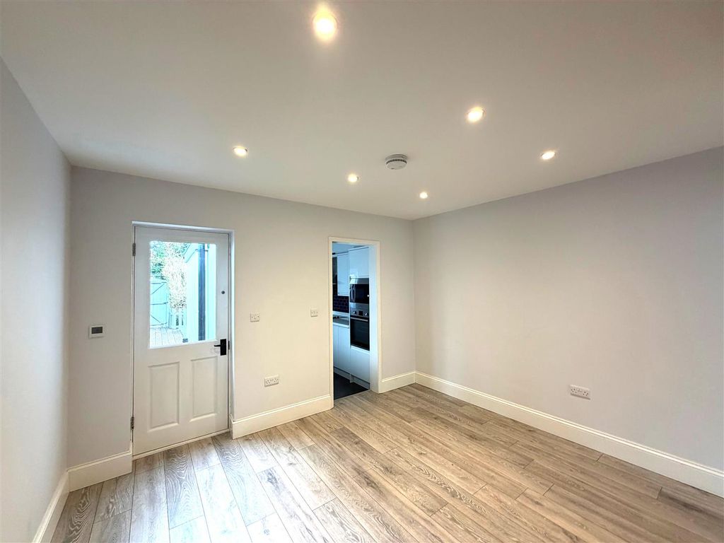 Property photo 3 of 11 Souldern Street - Dining Room.Jpg
