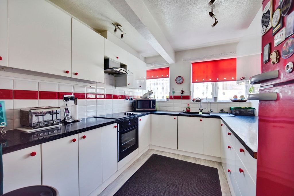 Property photo 2 of 19 Kitchen