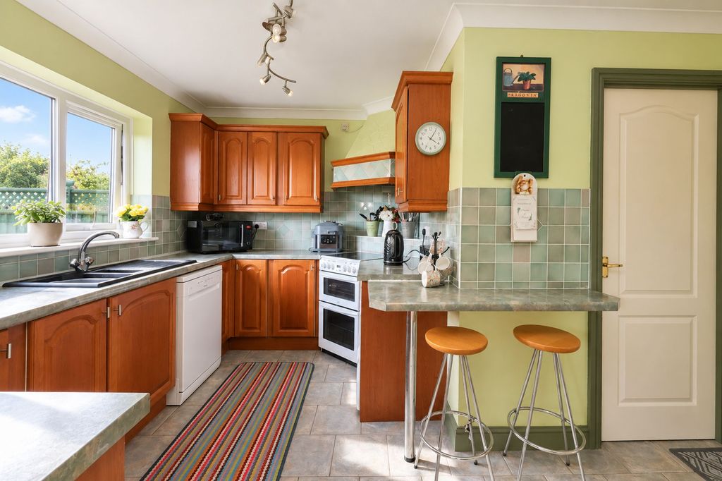 Property photo 2 of 25 Kitchen