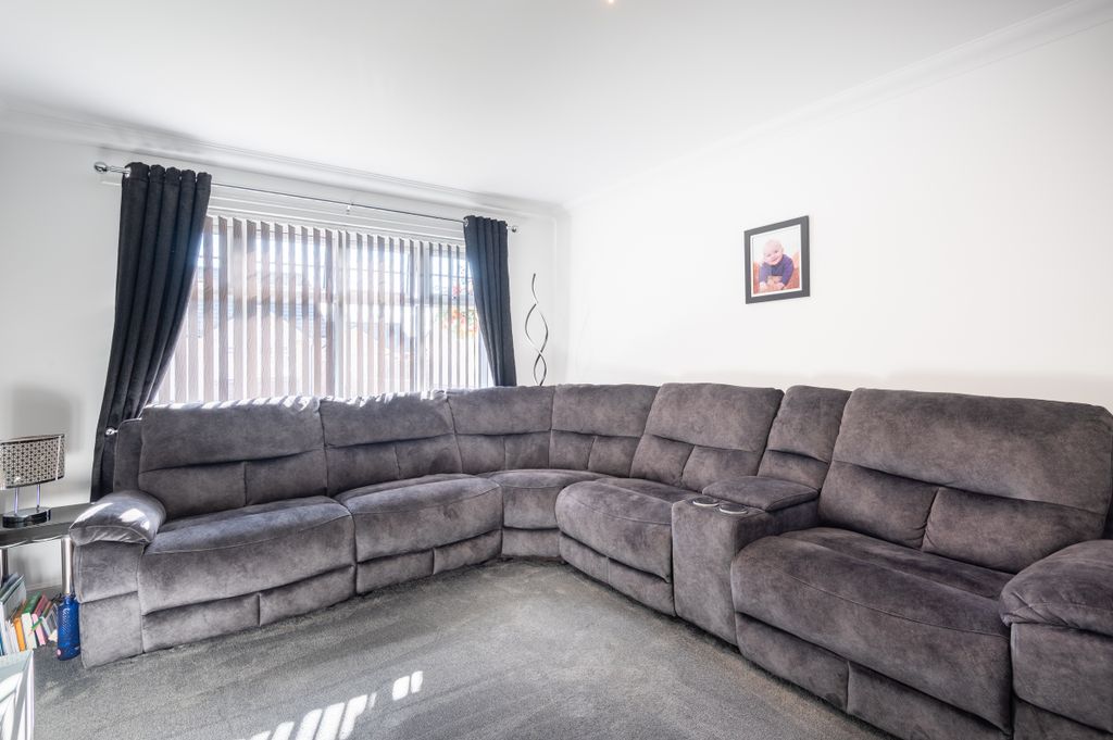 Property photo 3 of 28