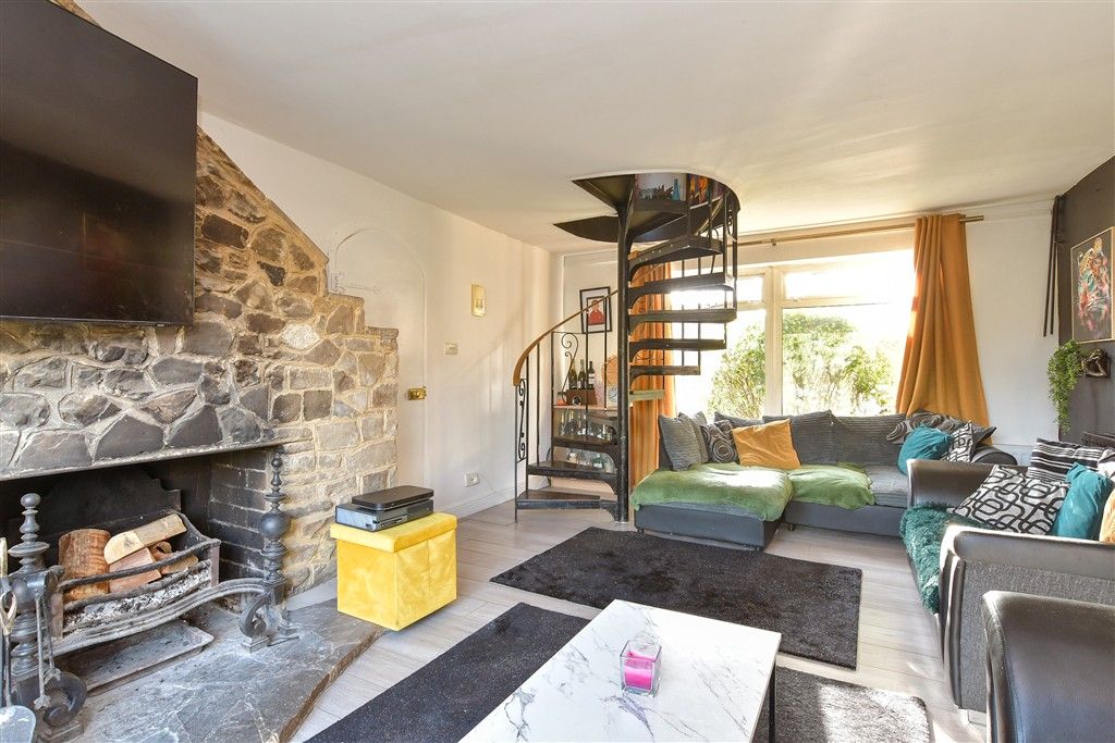 Property photo 1 of 16 Lounge