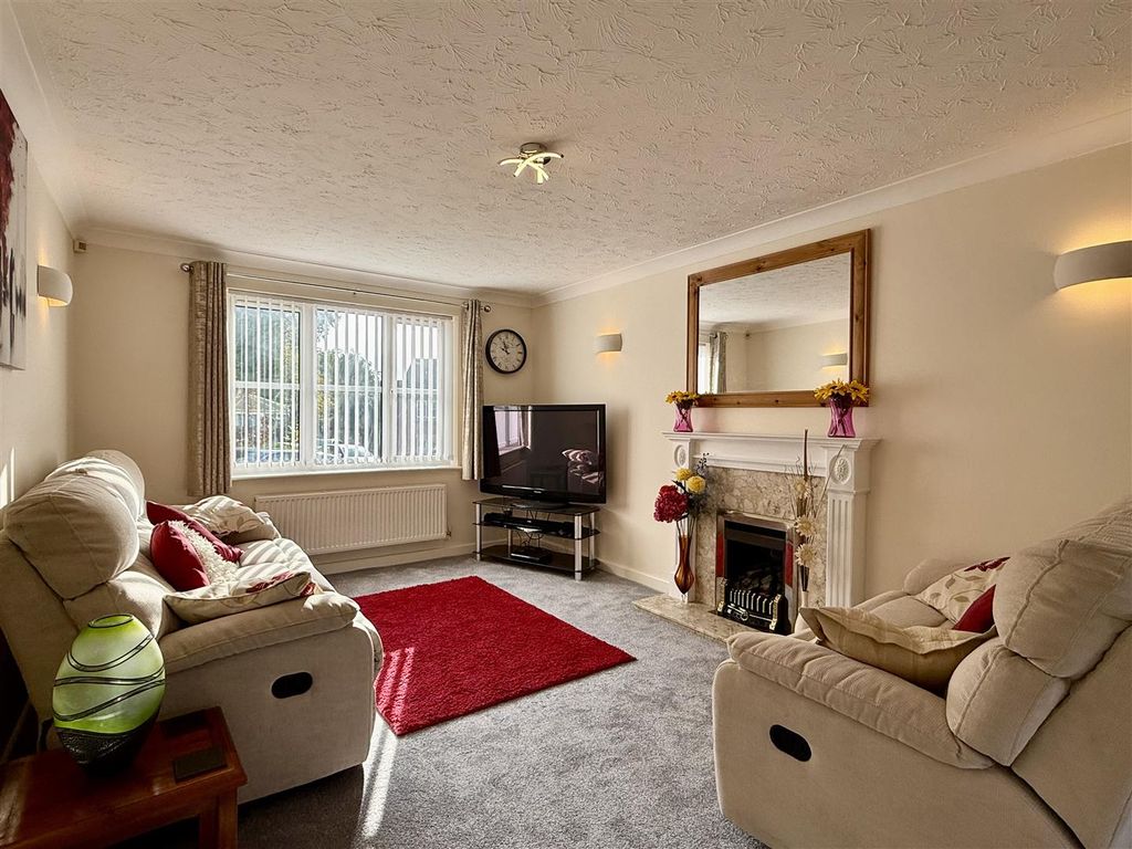 Property photo 3 of 19 Lounge