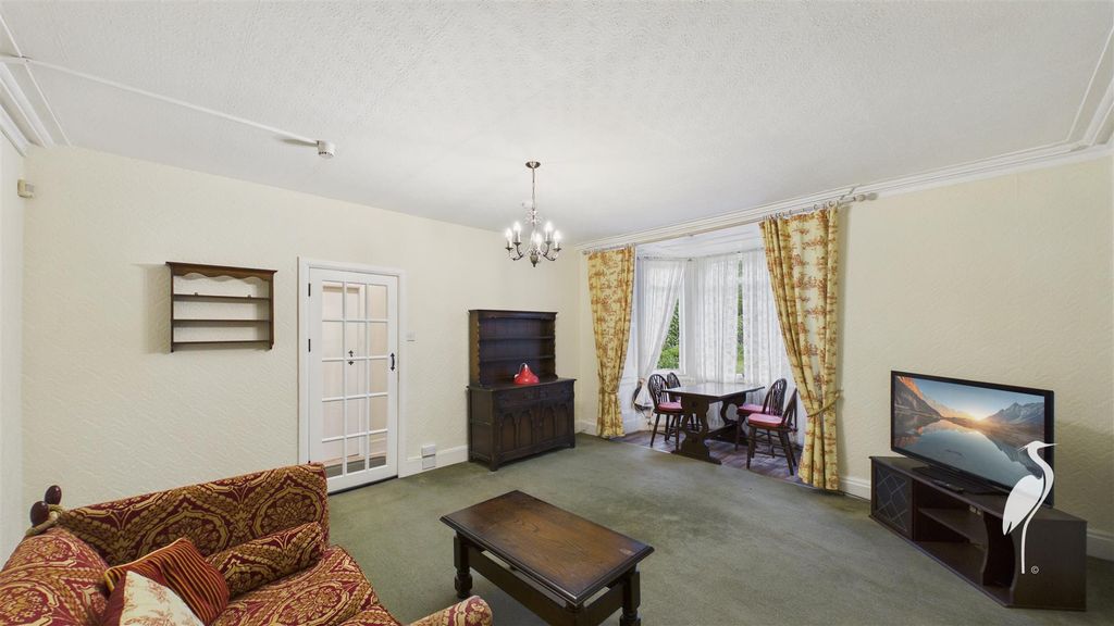 Property photo 3 of 13 Lounge
