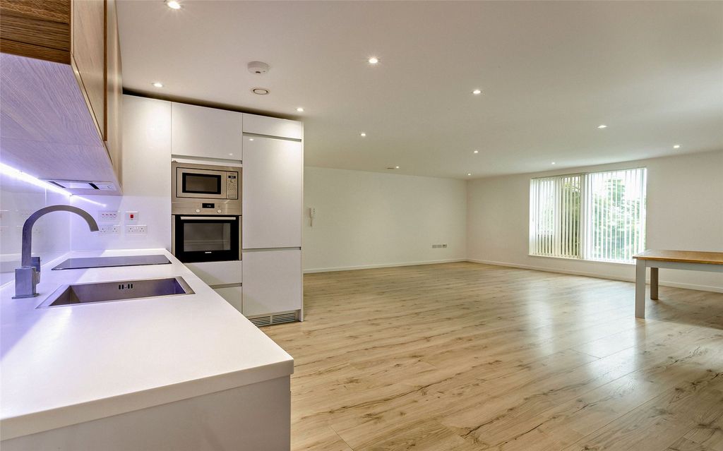 Property photo 3 of 18 Kitchen/Lounge