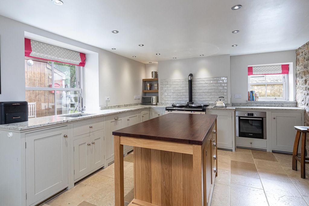 Property photo 3 of 21