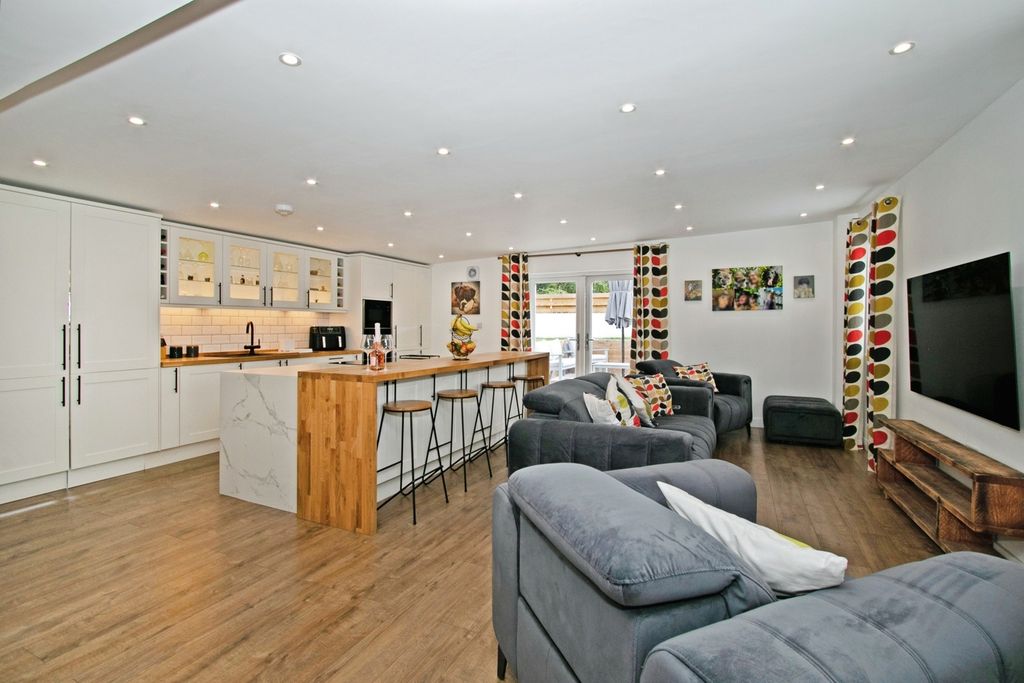 Property photo 2 of 21 Open Plan