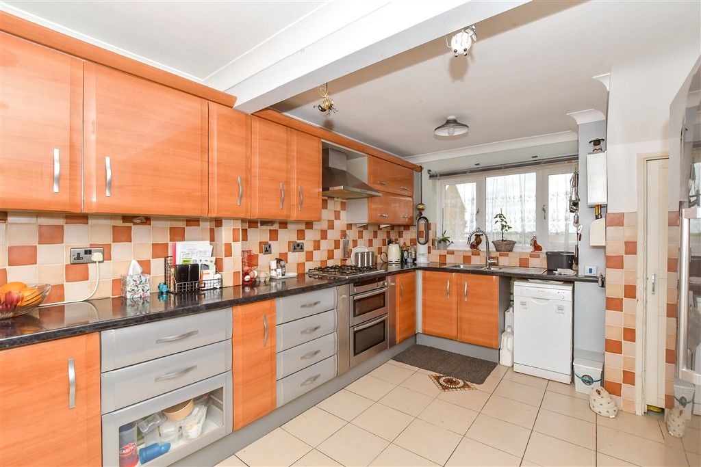 Property photo 3 of 11 Kitchen
