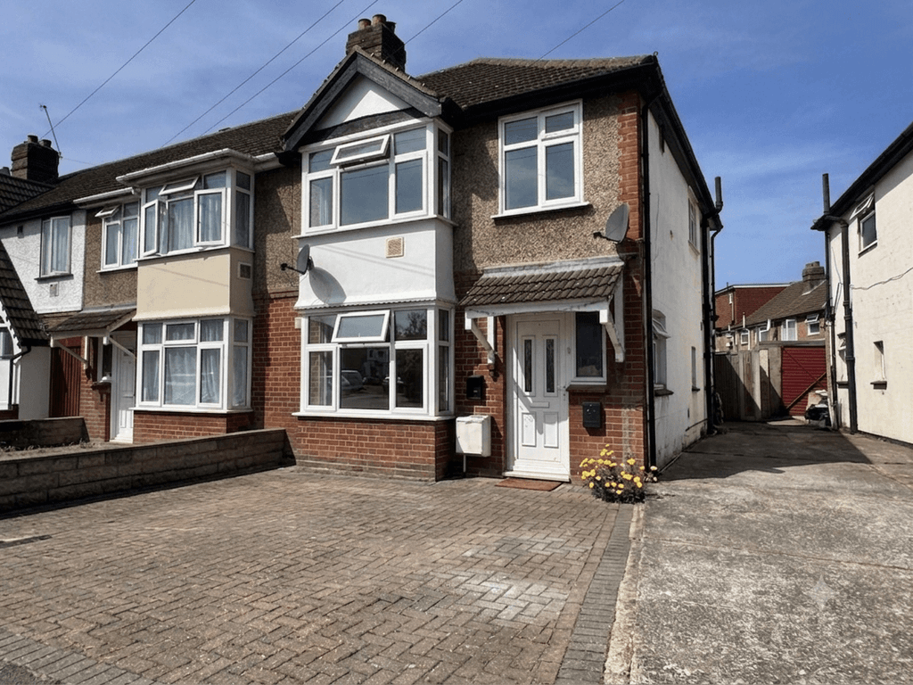 Property photo 1 of 13 3 Bed End Terrace For Sale Mornington Crescent, Hounslow Tw5