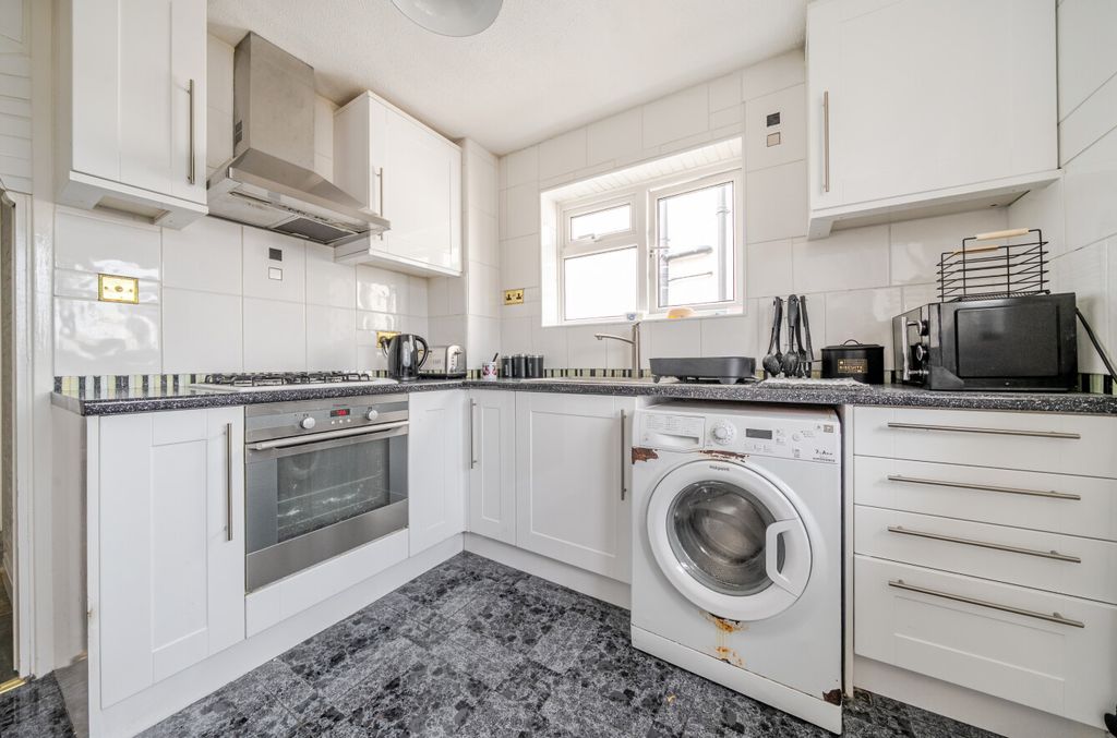 Property photo 3 of 11 Kitchen3