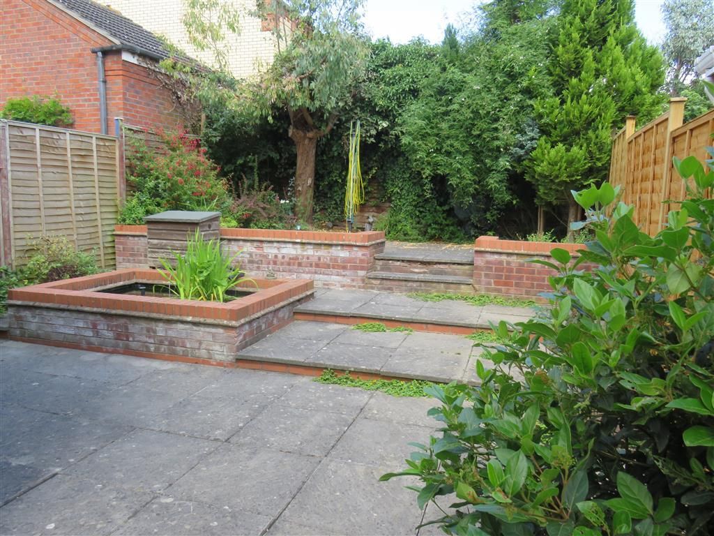 Property photo 2 of 8 Garden