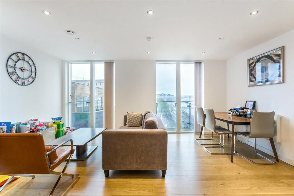 Property photo 3 of 14 Lounge