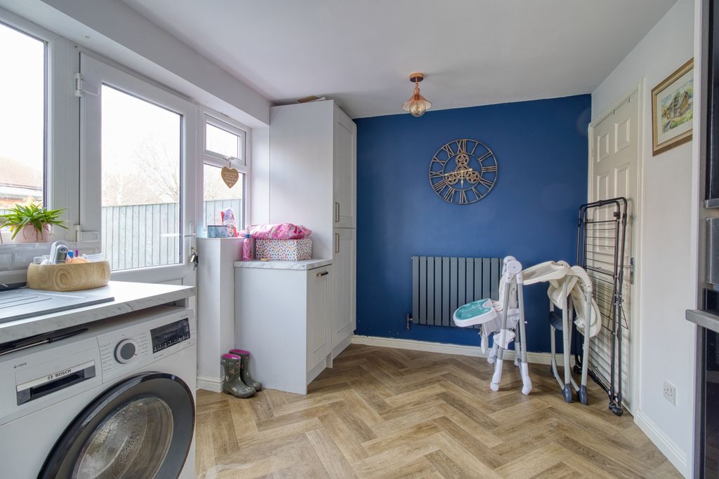 Property photo 3 of 13 Kitchen - Ewemove Swindon South