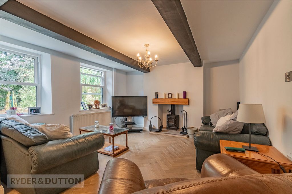 Property photo 3 of 33 Lounge