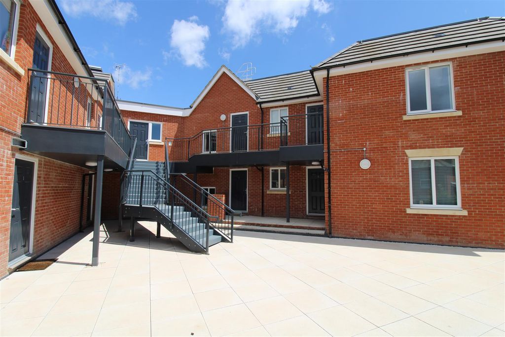 Property photo 2 of 7 Courtyard