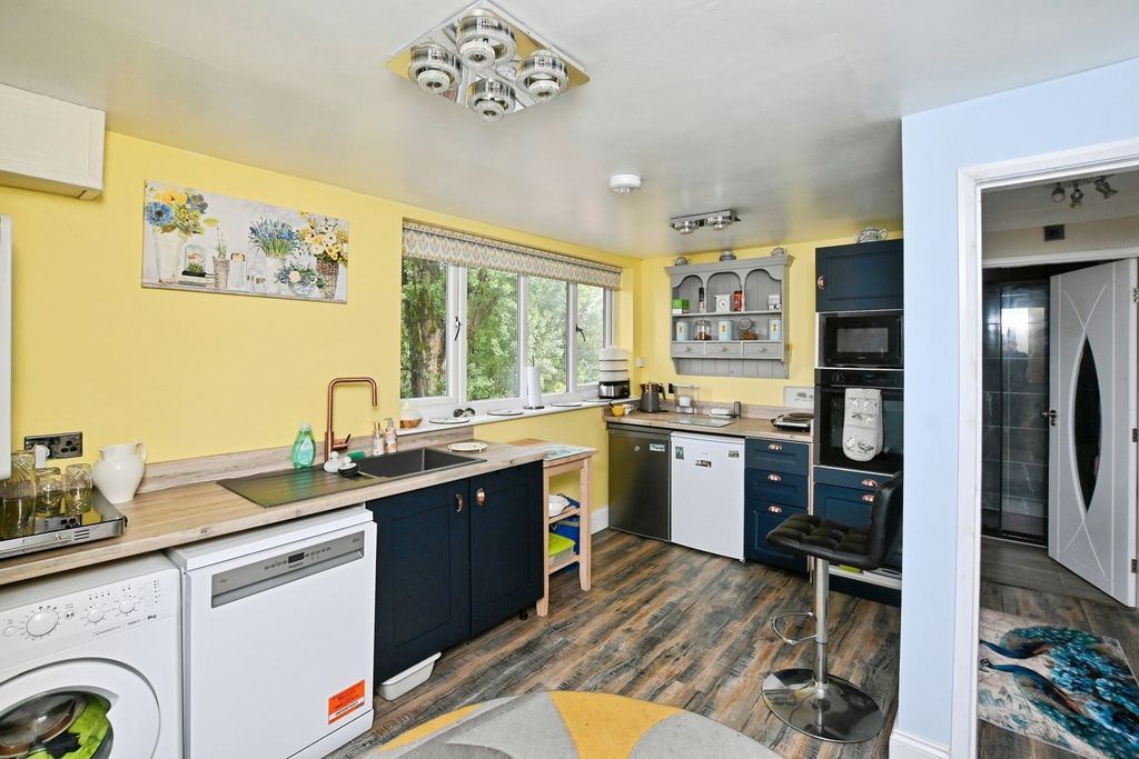 Property photo 3 of 18 Kitchen