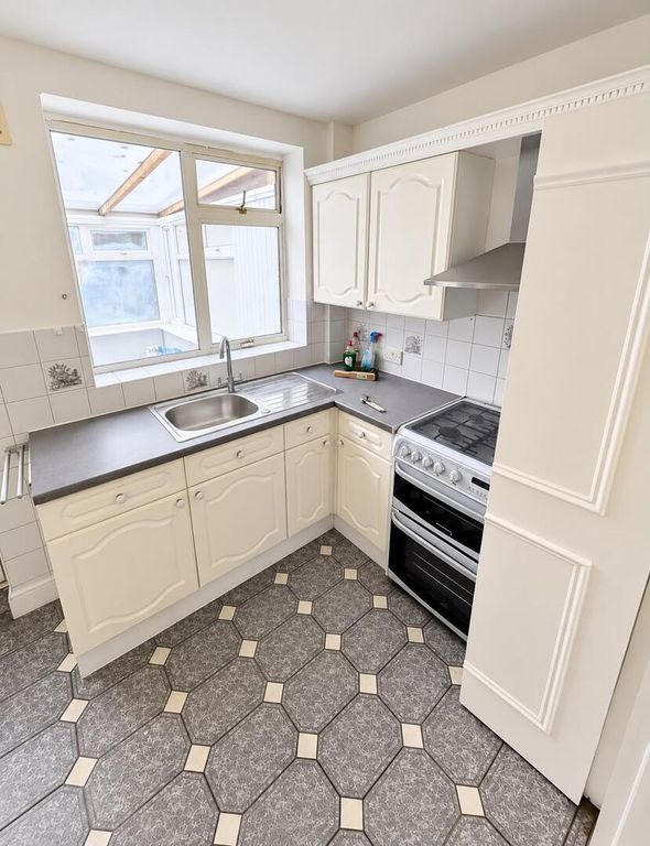 Property photo 2 of 7 Kitchen