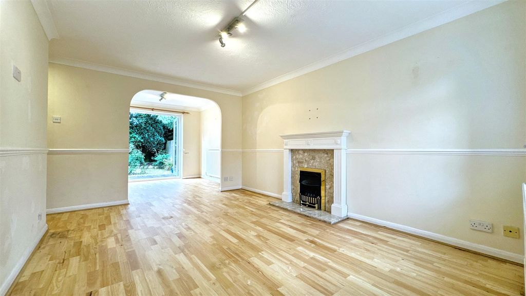 Property photo 3 of 10 Lounge