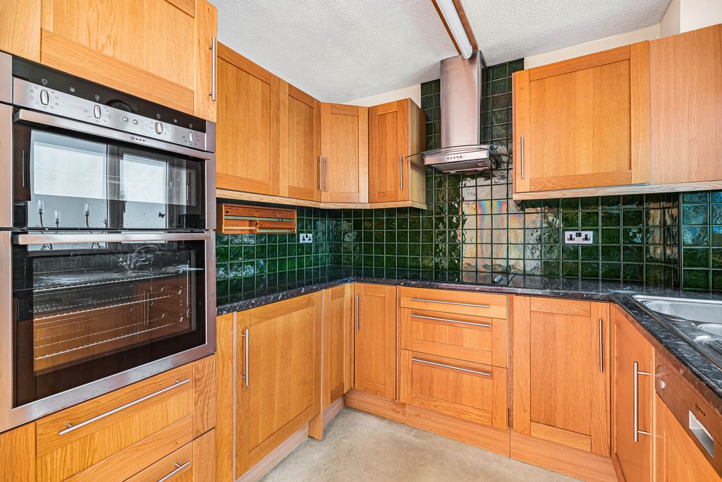 Property photo 3 of 19 Kitchen (3)