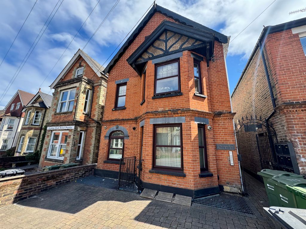 Property photo 1 of 7 Flat B 32 Farnham Road - Front
