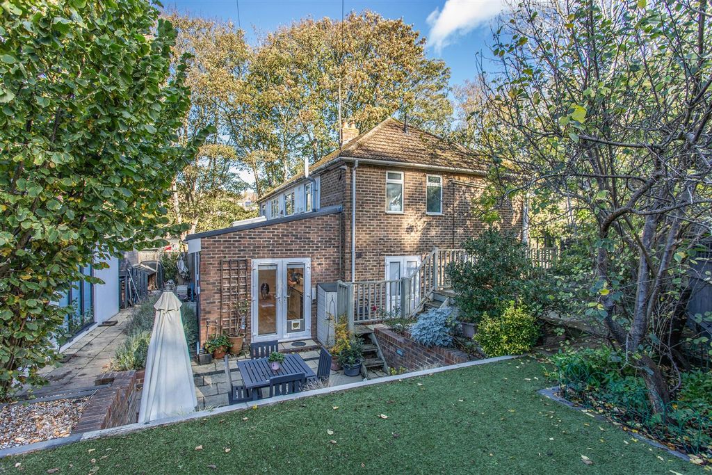 Property photo 1 of 32 2 Winterbourne Close-14.Jpg