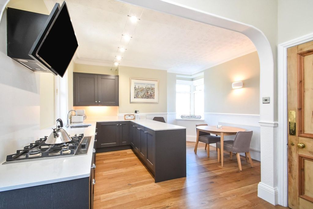 Property photo 2 of 13 Flat2-23Harlowoval018.Jpg