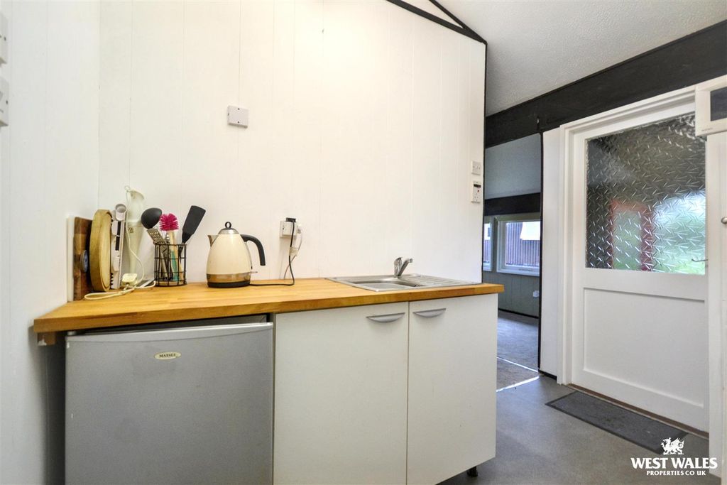 Property photo 3 of 14 Kitchen