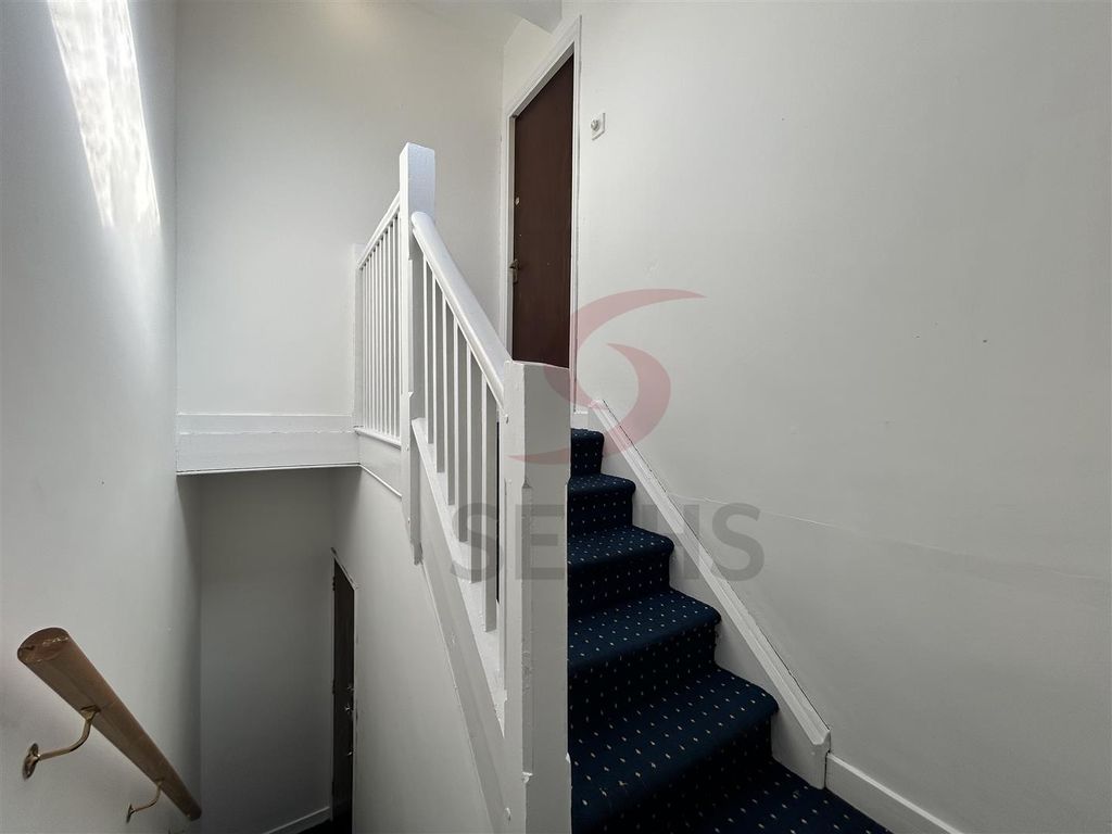 Property photo 2 of 8 Hallway
