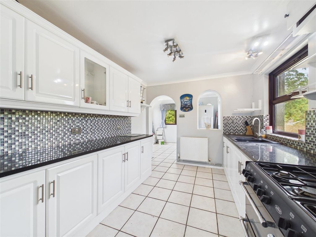 Property photo 3 of 33 Kitchen