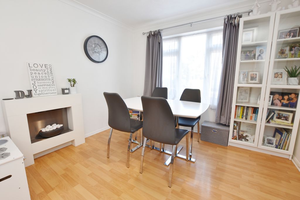 Property photo 3 of 8 Dining Area