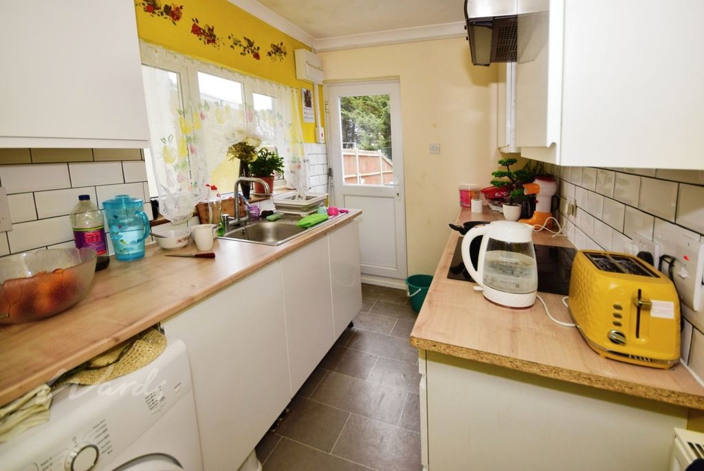 Property photo 2 of 6 Luton Road Kitchen