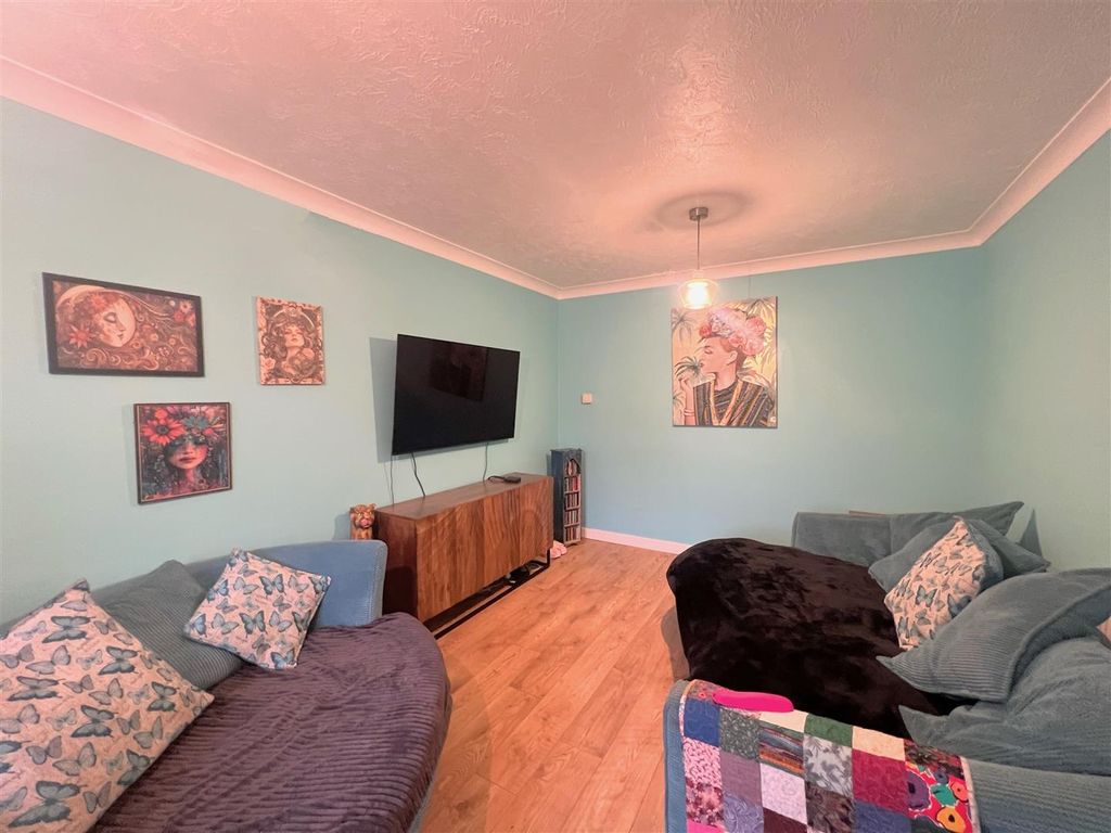 Property photo 2 of 17 Lounge