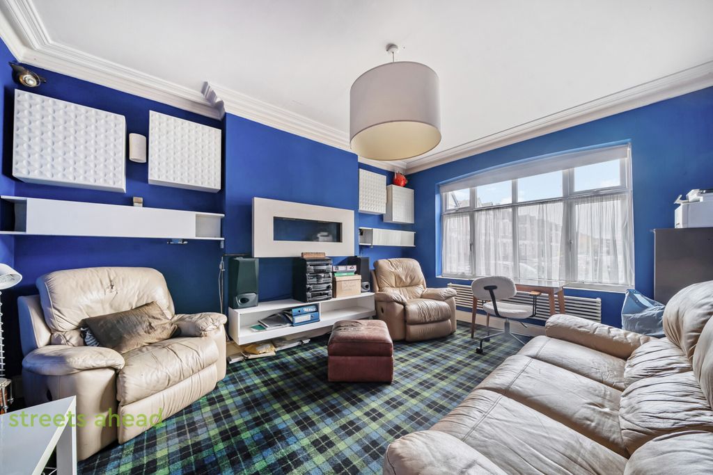 Property photo 2 of 19 Edca66E3-0B6c-41A...