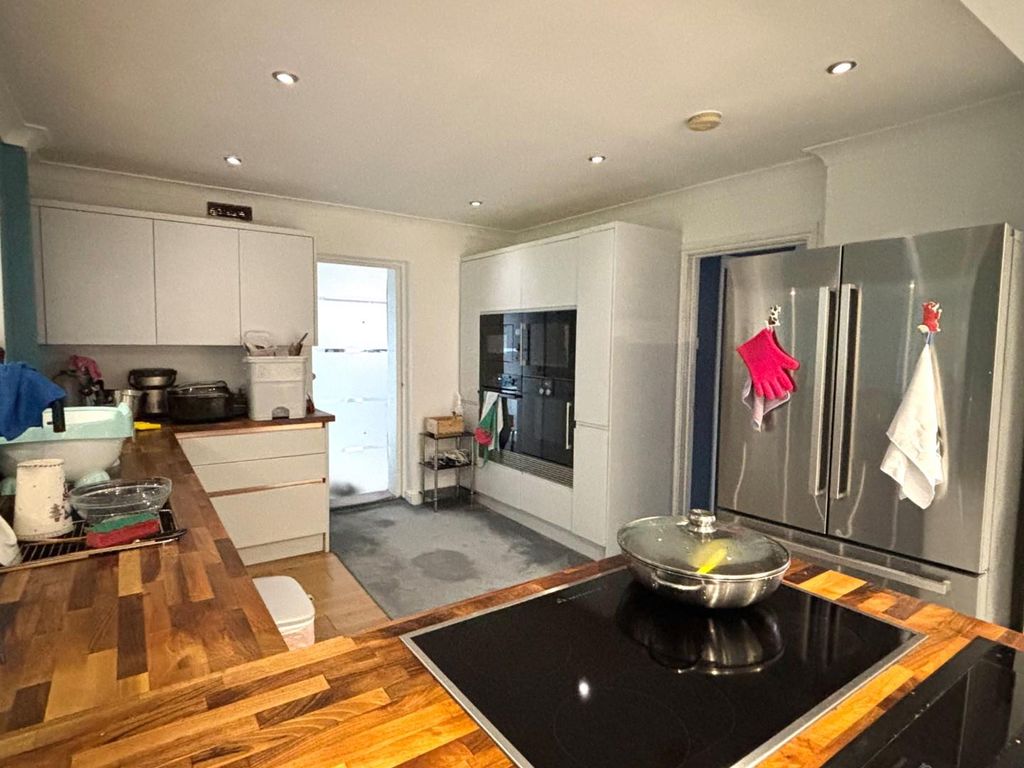 Property photo 2 of 6 Kitchen