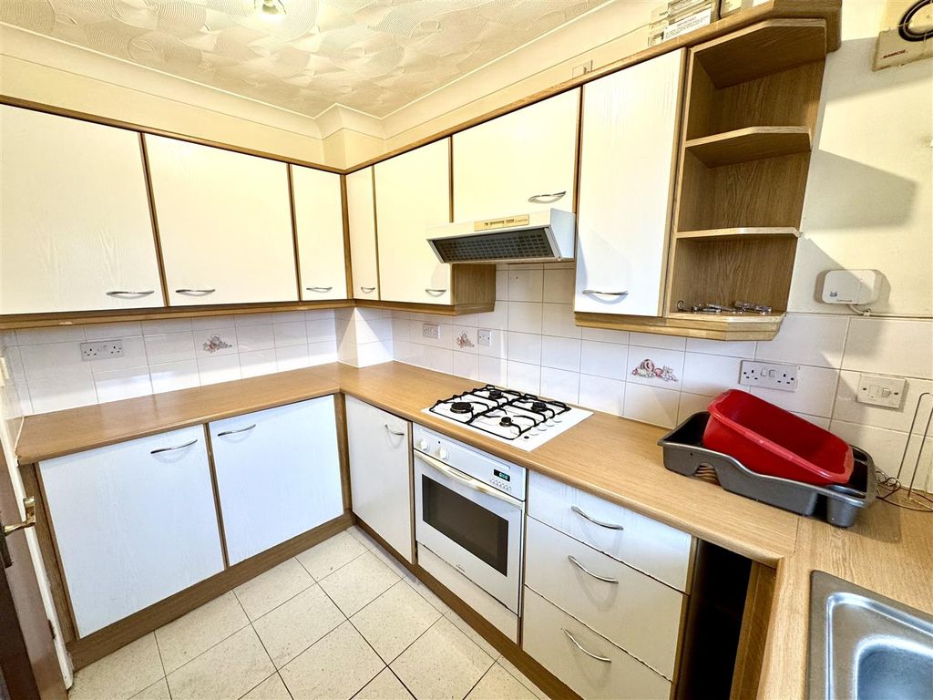 Property photo 3 of 11 Kitchen