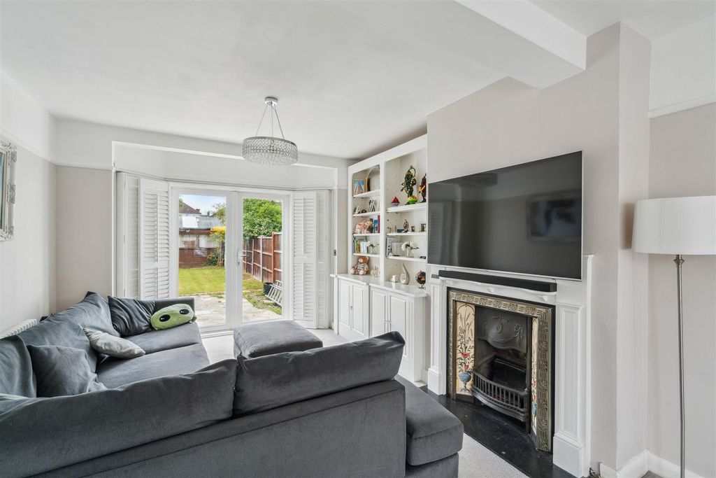 Property photo 2 of 15 Aragon Road, Sm4 Reception 3