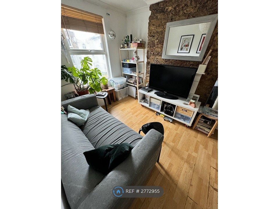 Property photo 3 of 20 Lounge