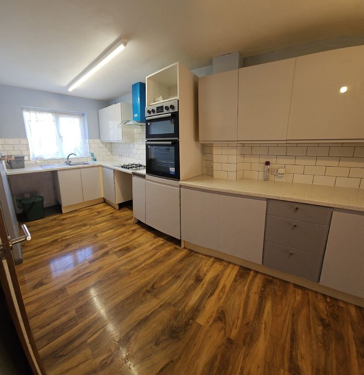 Property photo 2 of 11 Kitchen