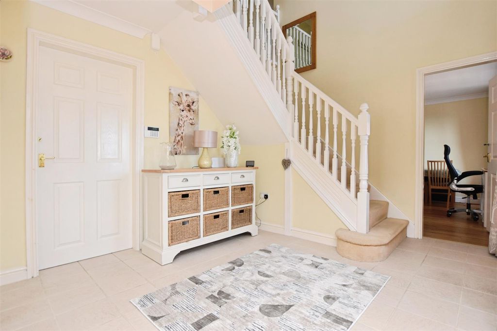Property photo 2 of 34 Entrance Hall