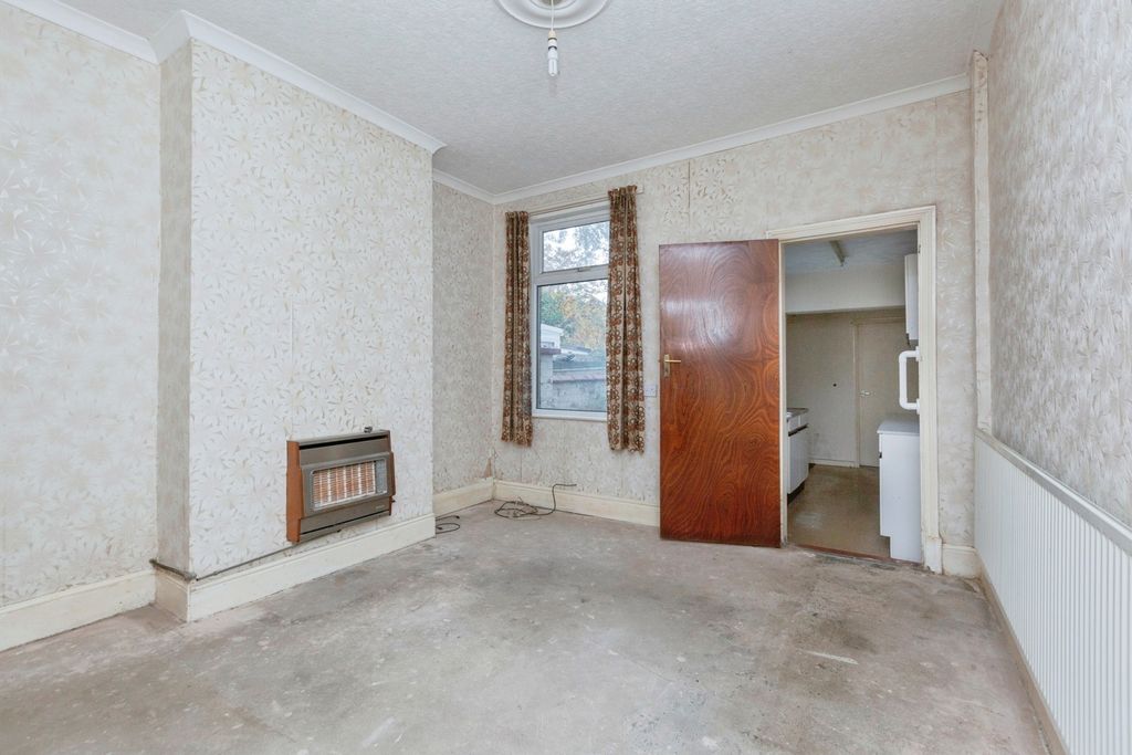 Property photo 3 of 17 Dining Room