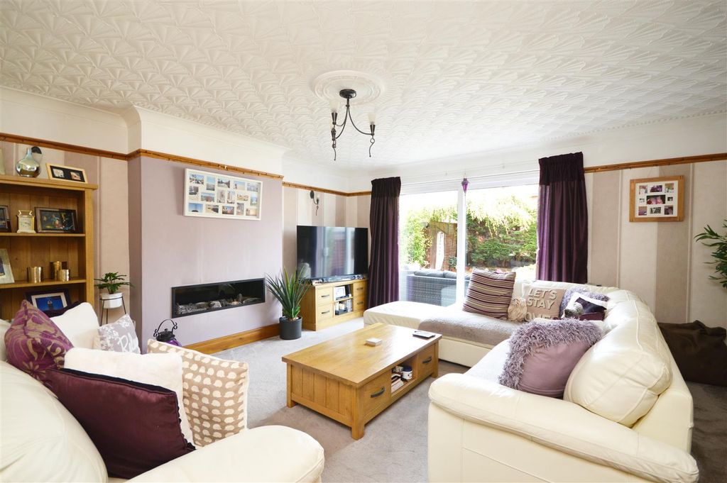 Property photo 2 of 16 Sitting Room
